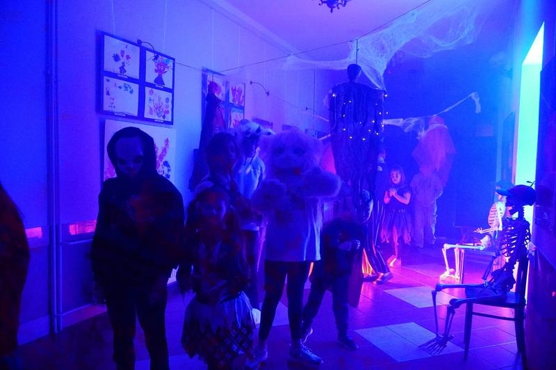 dzieci uczestniczące w imprezie halloweenowej.