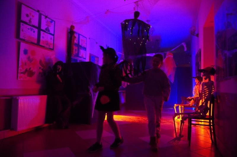 dzieci uczestniczące w imprezie halloweenowej.