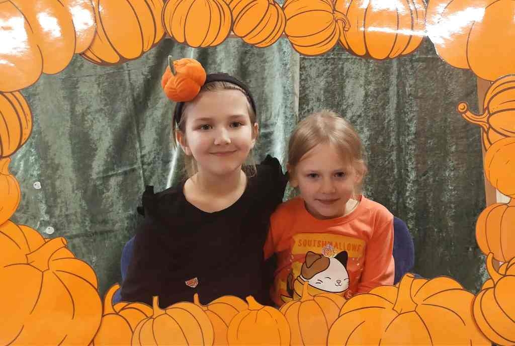 dzieci pozujące w dyniowej ramce