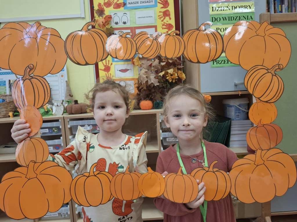 dzieci pozujące w dyniowej ramce