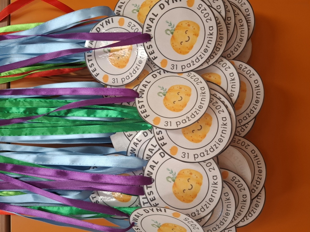 przygotowane pamiątkowe medale z rysunkiem dyni i nazwą festiwal dyni oraz datą