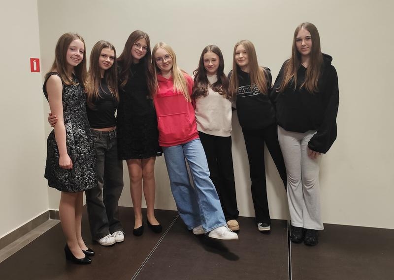 dzeiwczęta pozują do zdjęcia