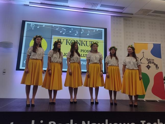 zespół na scenie. W tle widać dekroację tematyczną