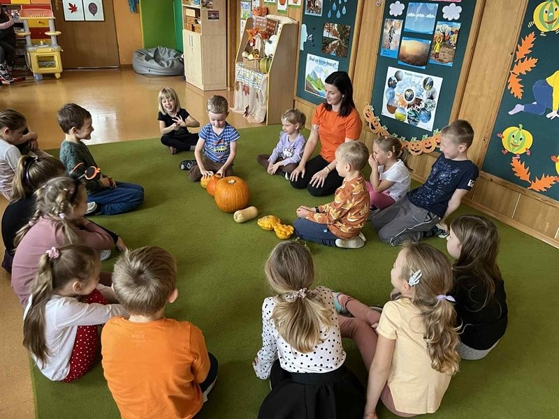 uczestnicy warsztatów biorący  udział w zabawach muzyczno-ruchowych