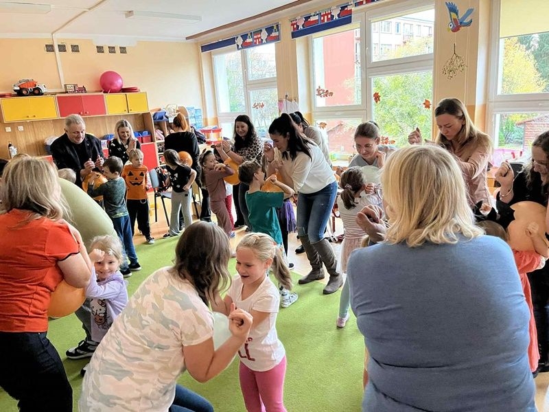 uczestnicy warsztatów biorący  udział w zabawach muzyczno-ruchowych