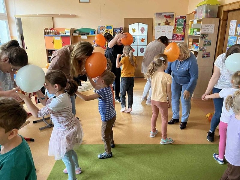 uczestnicy warsztatów biorący  udział w zabawach muzyczno-ruchowych