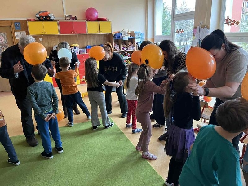 uczestnicy warsztatów biorący  udział w zabawach muzyczno-ruchowych