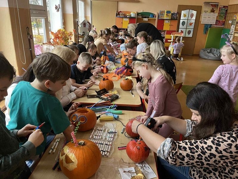 sześciolatki wraz z najbliższymi podczas warsztatów plastycznych