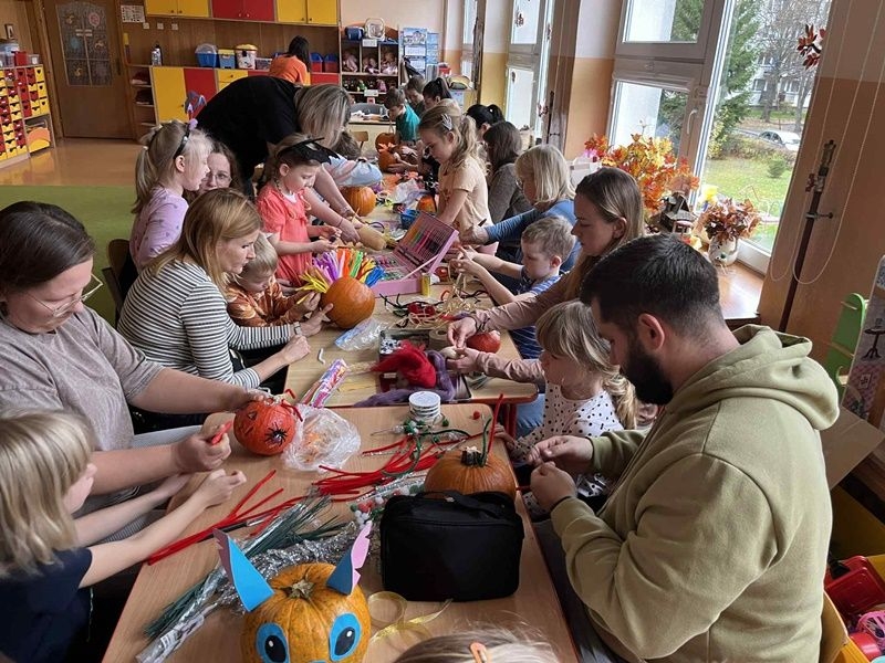 sześciolatki wraz z najbliższymi podczas warsztatów plastycznych