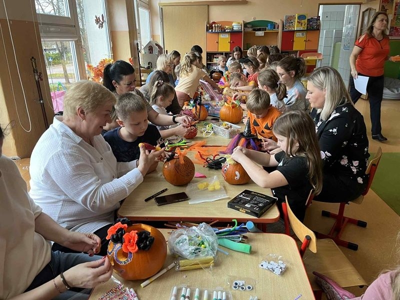 sześciolatki wraz z najbliższymi podczas warsztatów plastycznych