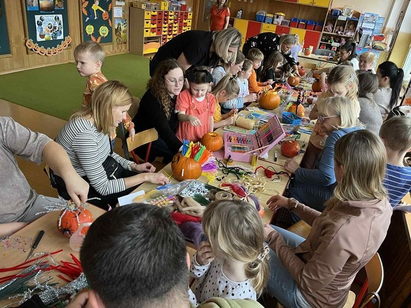 sześciolatki wraz z najbliższymi podczas warsztatów plastycznych