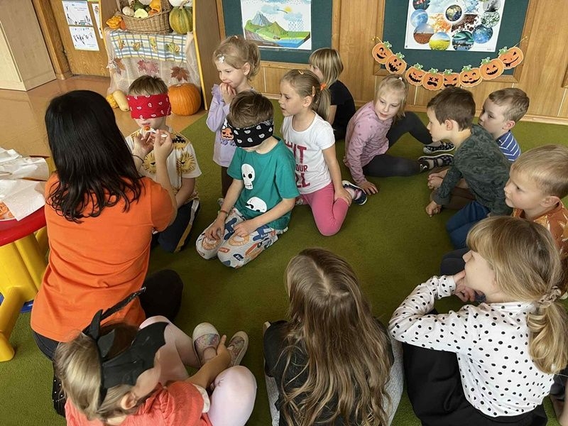 dzieci biorące udział w owocowo-warzywnej degustacji