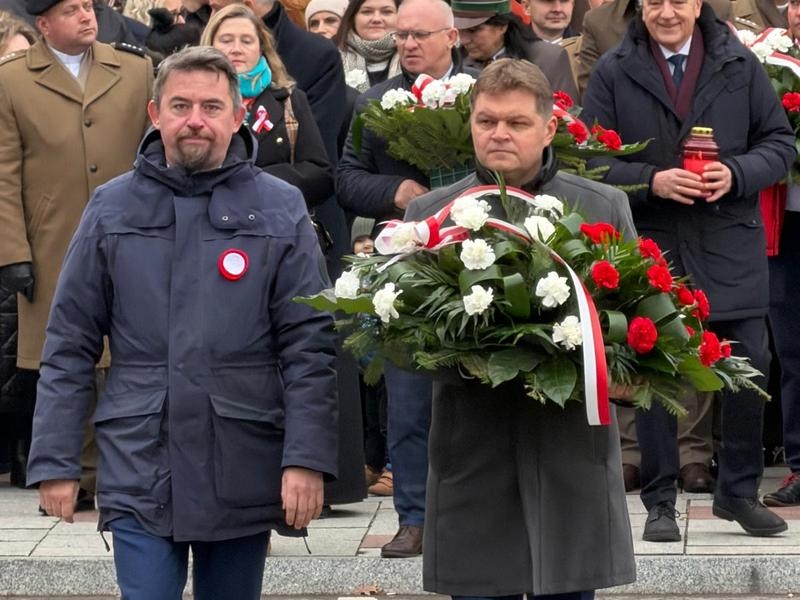 delegacja niesie kwiaty