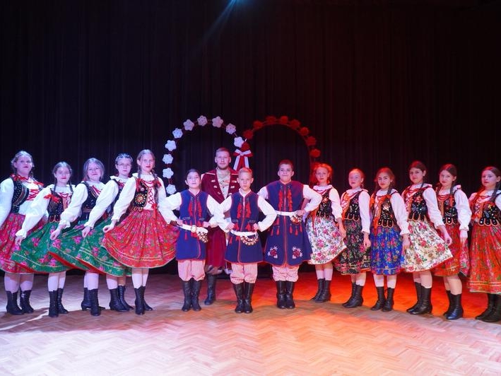 Zespół artystyczny HDK na scenie. W tle scenografia okolicznościowa