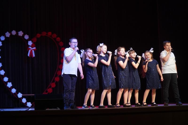 Zespół artystyczny HDK na scenie.