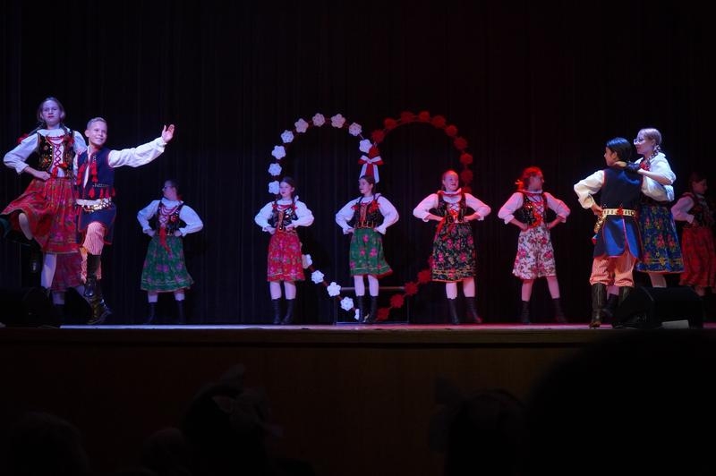 Zespół artystyczny HDK na scenie.