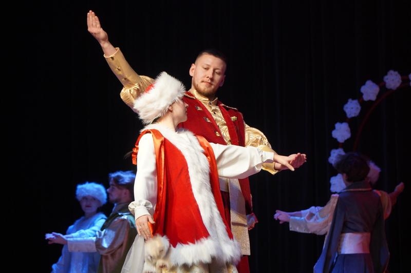 Zespół artystyczny HDK na scenie.