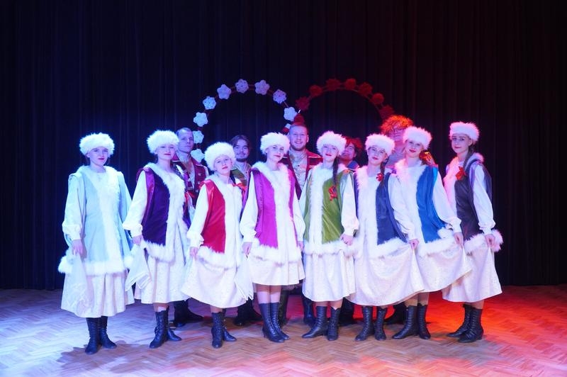 Zespół artystyczny HDK na scenie.