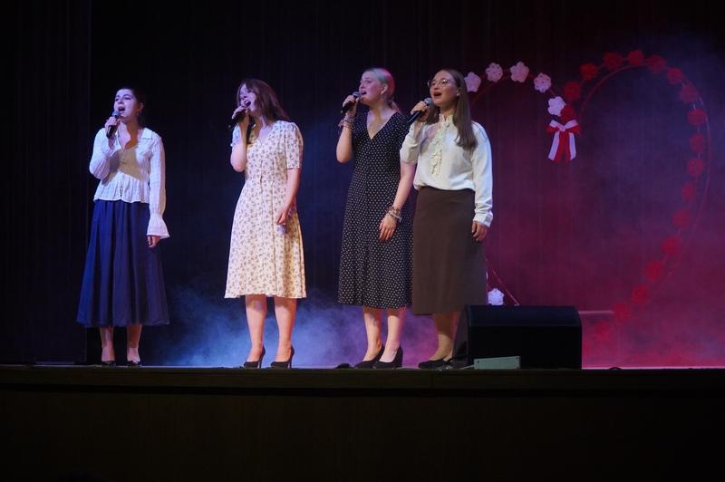 Zespół artystyczny HDK na scenie.