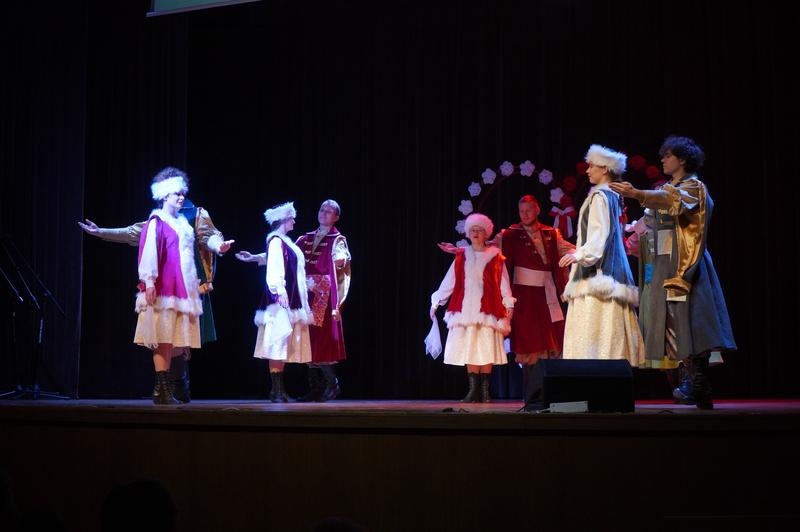 Zespół artystyczny HDK na scenie.