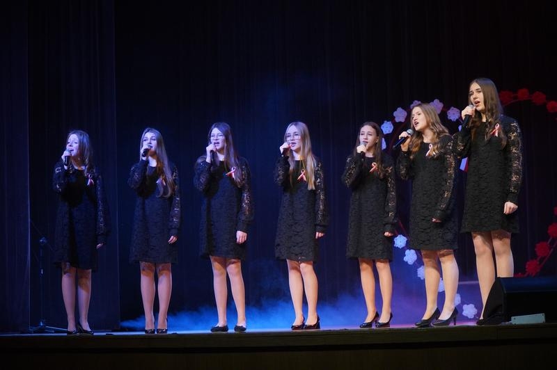 Zespół artystyczny HDK na scenie.