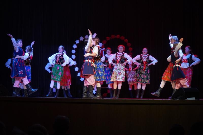 Zespół artystyczny HDK na scenie.