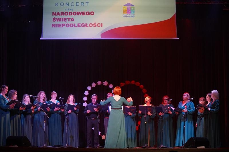 Zespół artystyczny HDK na scenie.