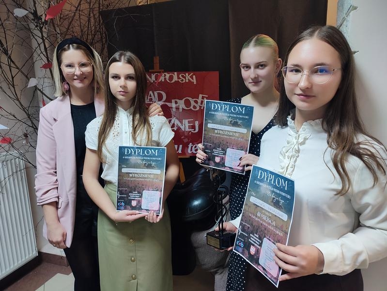 instruktor i dziewczęta  z dyplomami