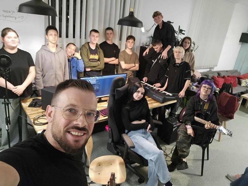 zdjęcie pamiątkowe instruktora  uczestników warsztatów