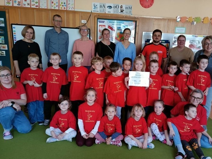 grupa dzieci w czerwonych koszulkach i naczyciele z Polski i Niemiec pozują do zdjęcia