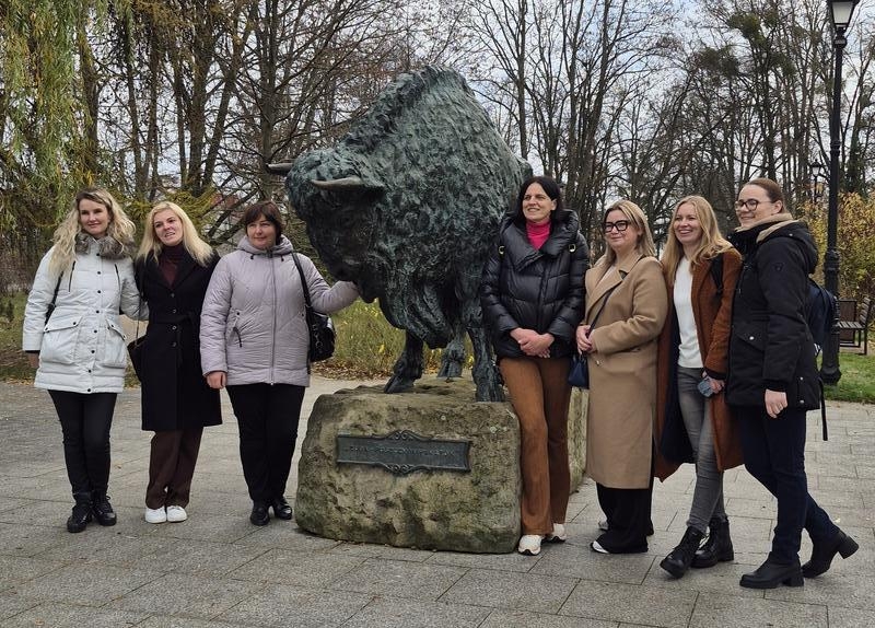 zdjęcie pamiątkowe przy posągu żubra