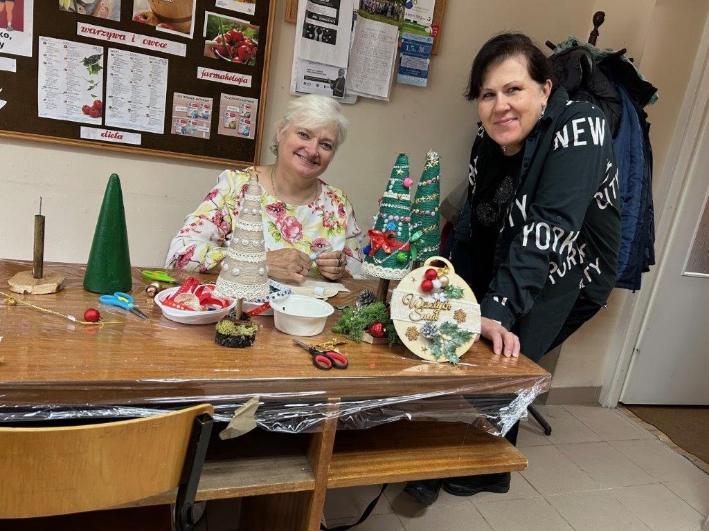 Uczestniczki prezentują wykonane choinki