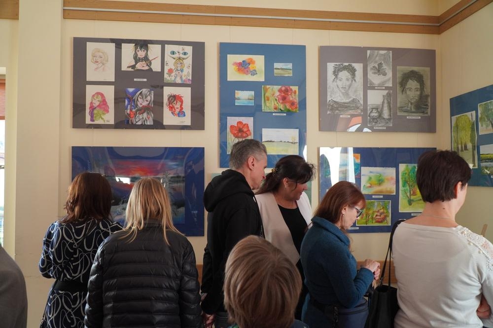 zwierdzajacy wystawę