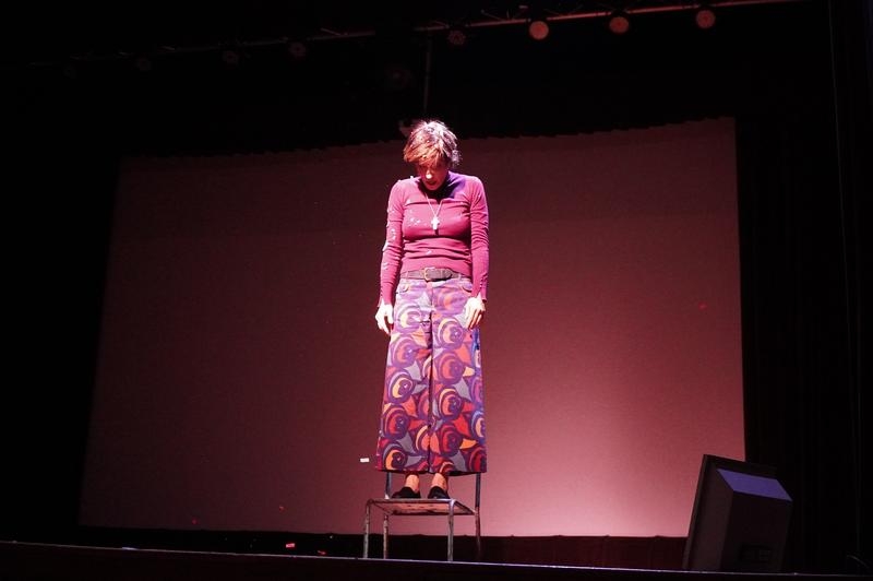 aktorka na scenie HDK.