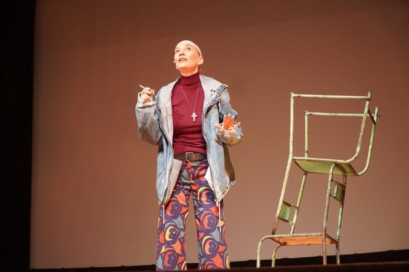 aktorka na scenie HDK.