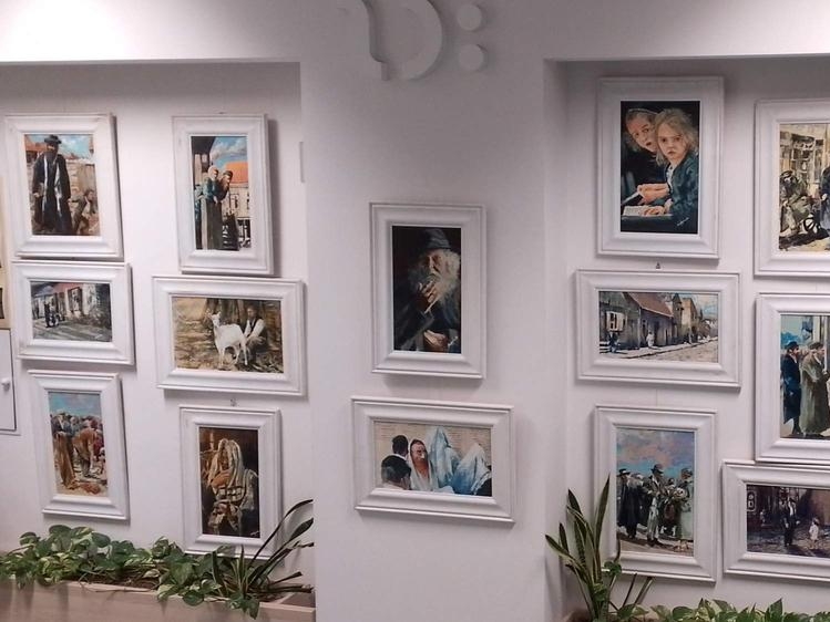 na ściane zwieszone obrazy w białych ramach