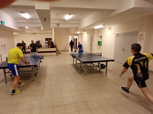 mężczyźni grają w tenisa stołowego