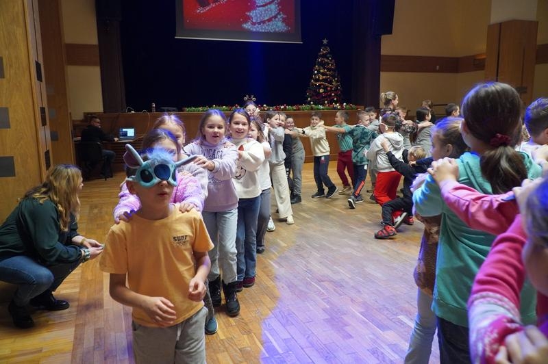 uczniowie biorący udział w zajęciach artystycznych