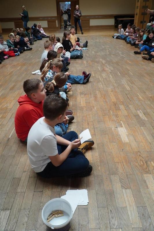 uczniowie biorący udział w zajęciach artystycznych