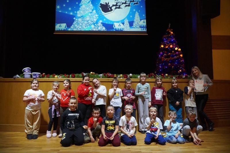 uczniowie biorący udział w zajęciach artystycznych