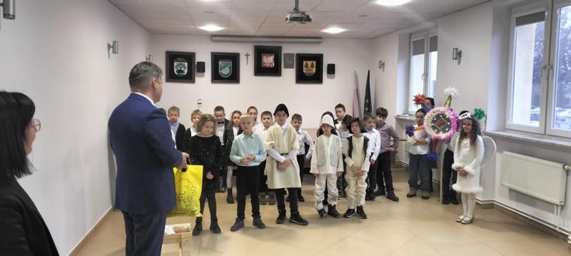 Uczniowie wraz z Burmistrzem Miasta Hajnówki