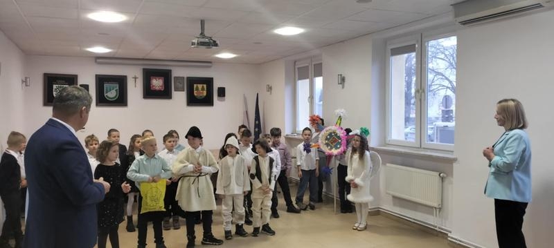 Zdjęcie władz miasta wraz z uczniami sp nr 3