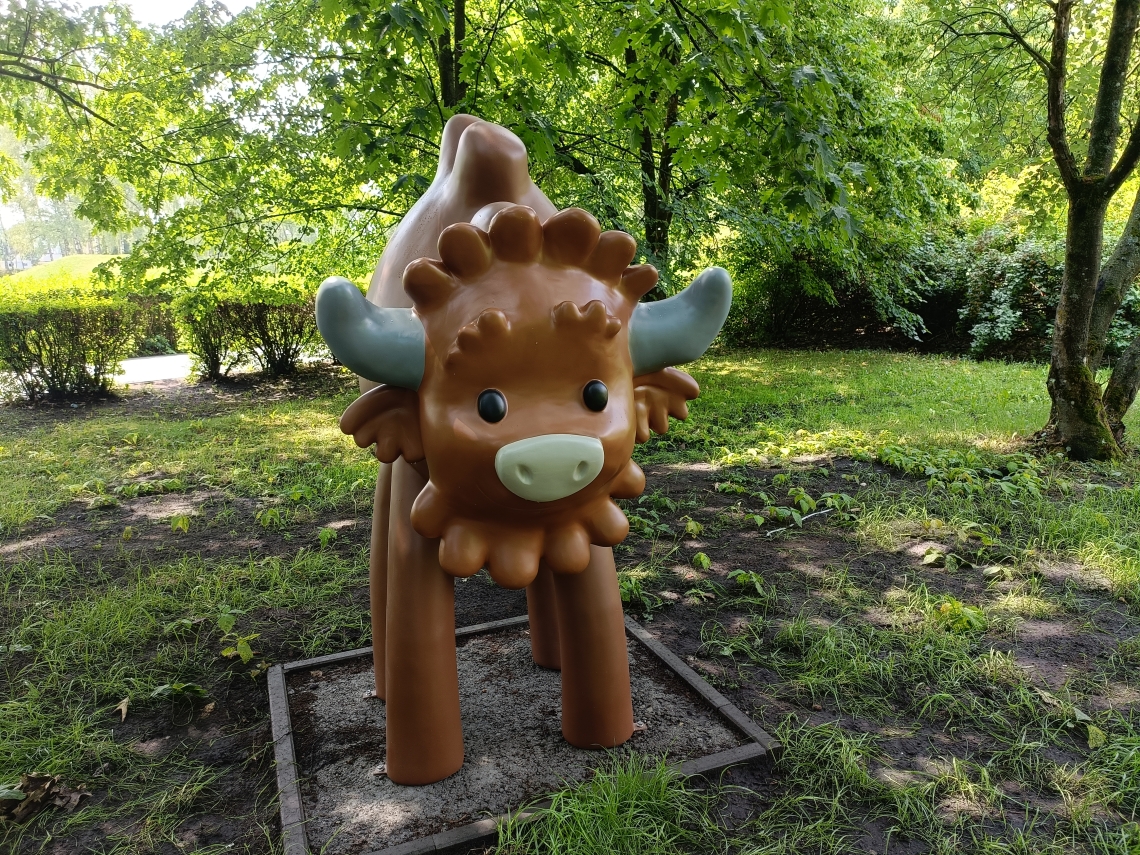 figura żubra Pompika w parku miejskim