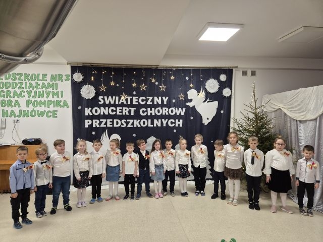 grupy stojących dzieci w galowych ubraniach