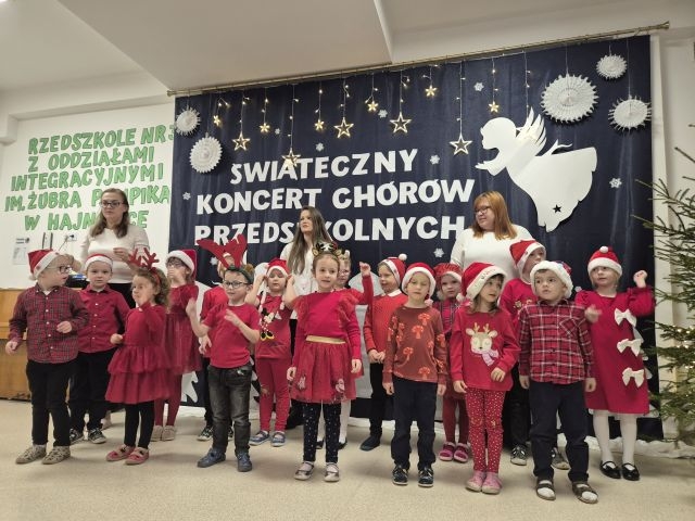 grupy stojących dzieci w galowych ubraniach