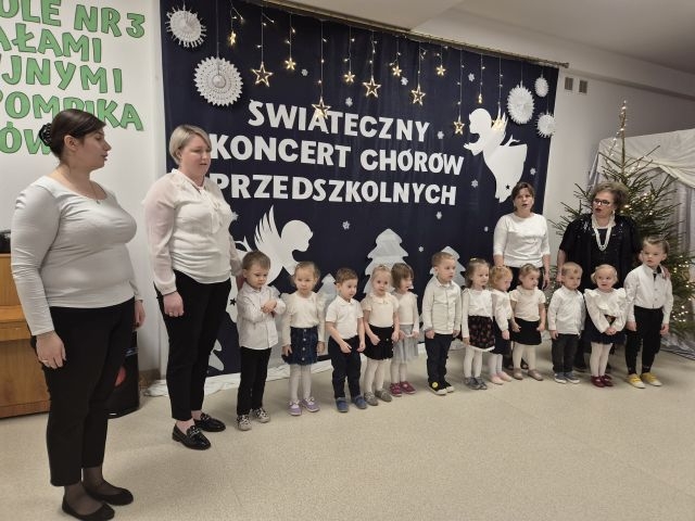 grupy stojących dzieci w galowych ubraniach
