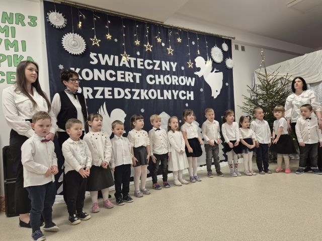 grupy stojących dzieci w galowych ubraniach
