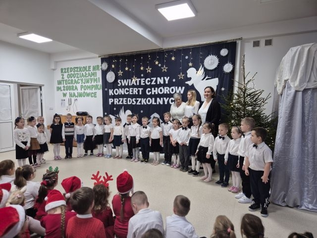 grupy stojących dzieci w galowych ubraniach