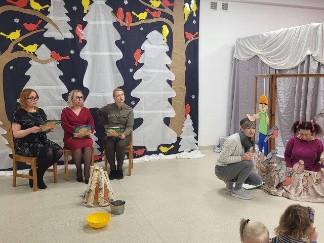 Odgrywanie scenki teatralnej przez osoby dorosłe