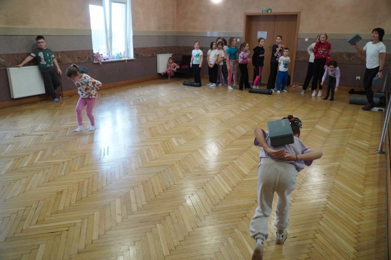 dzieci uczestniczące w zajęciach podczas ferii.